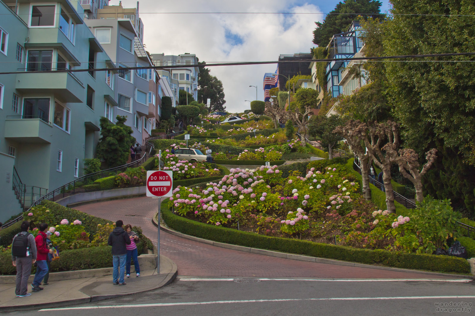 The famous winding part of Lombard Street -- building, people, street