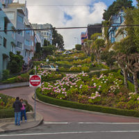 This steep, one-block section of the Lombard Street consists of eight tight hairpin turns, wich make it one of the crookedest streets in the world.