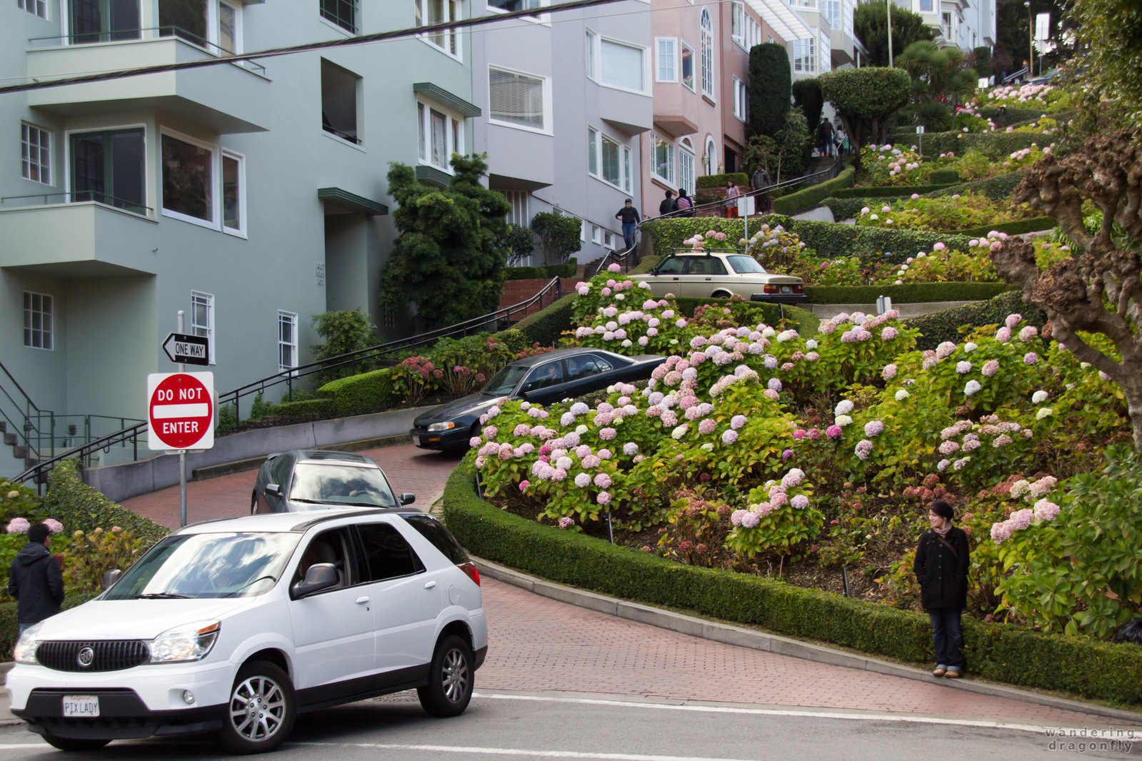 Crawling cars -- building, car, people, street