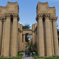 Around the rotunda rows of Corinthian columns frame the walkway.