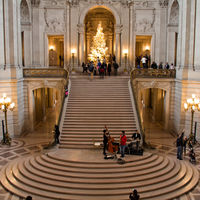 People are gazing the Tree of Hope and listening the jazz tunes.
The floor made out of Tennessee pink marble, the walls are made of Colorado limestone.