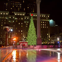 With the temporary skating rink and the huge christmas tree - and with part of the Dewey Column and the famous Westin St. Francis Hotel in the background.